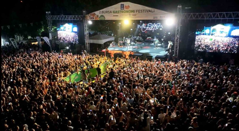 Hem Doyuran, Hem Coşturan Festival