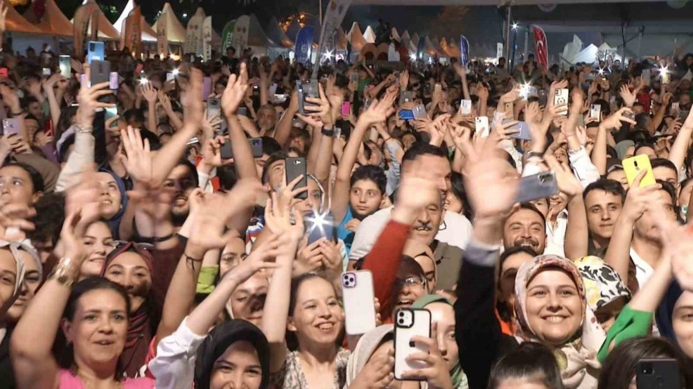Hem Doyuran, Hem Coşturan Festival