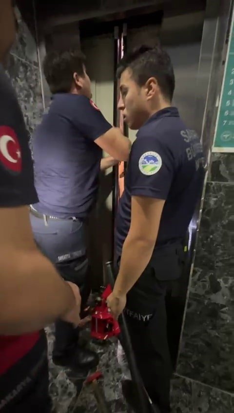 Sağlıkçıların Asansörle İmtihanı