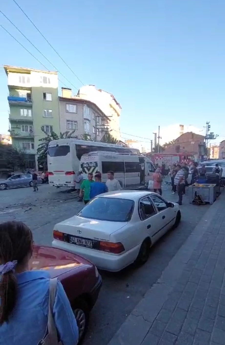 Freni Boşalan Otobüs Park Halindeki 4 Araca Çarptı: 2 Yaralı