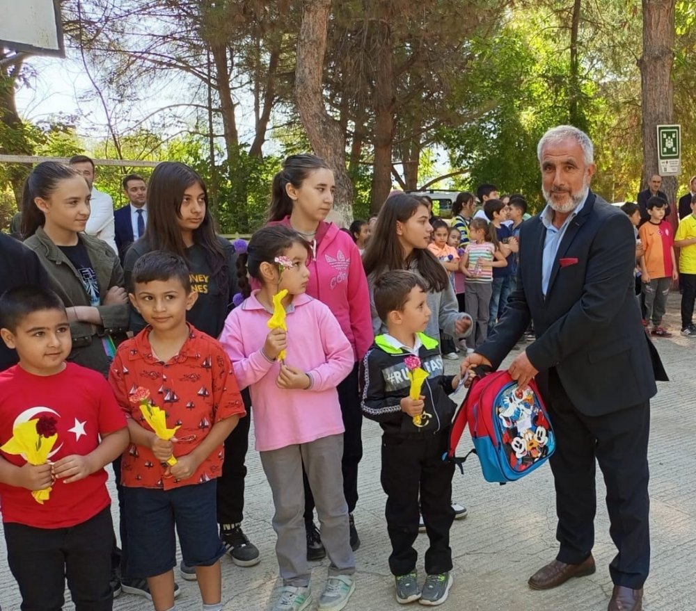 Okula  Yeni Başlayan Miniklere Okul Çantası Hediye Edildi