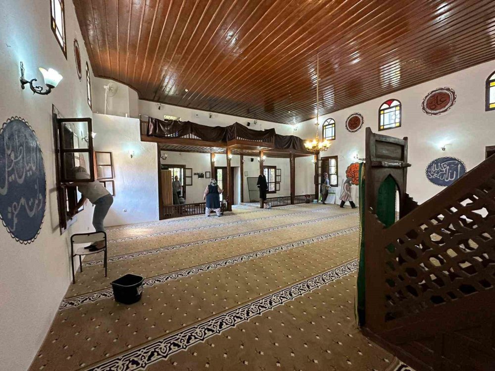 Örümcek Ağları Bağlamıştı...başkan O Camiye Sahip Çıktı