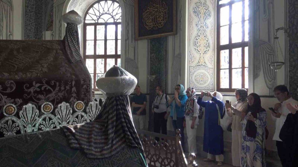 Sultan 2. Mahmut Han’ın Torunu Bursa’da Ecdadının Kabri Başında Dua Etti