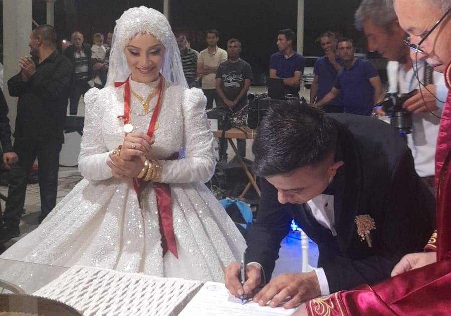 Gelin Ve Damat Önce Mezarlık Ziyaretine