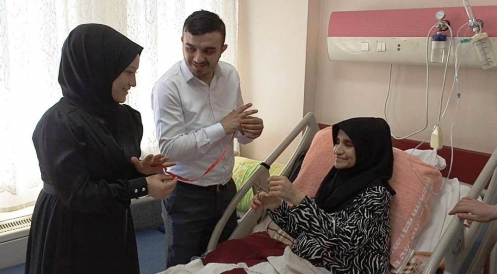 Gelin Ve Damat Önce Mezarlık Ziyaretine
