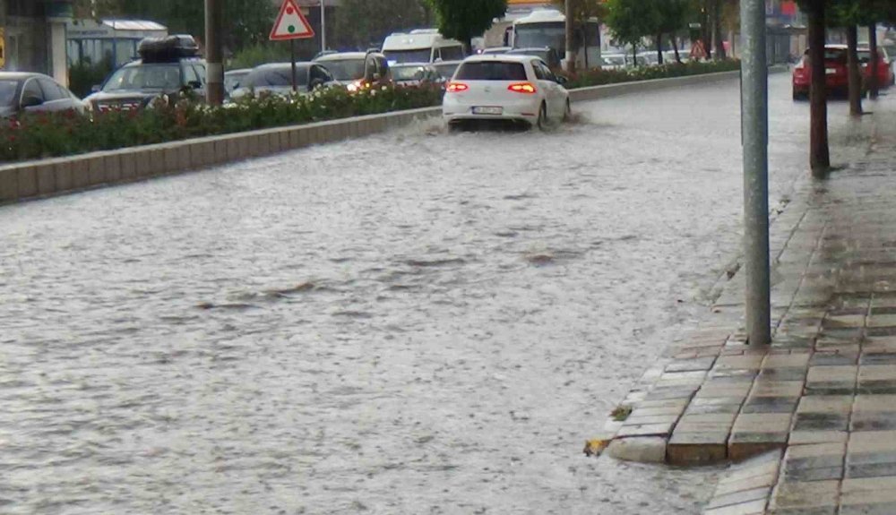 Bozüyük sağanak yağıştan olumsuz etkilendi