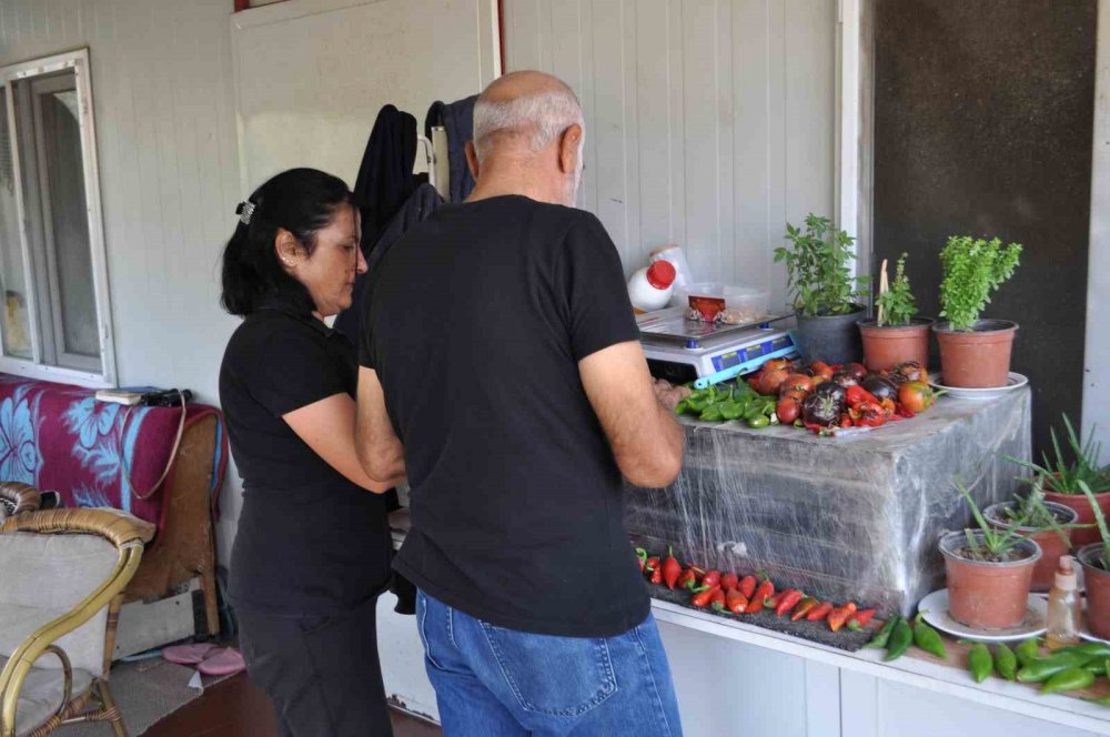 Ürettikleri Meyve Ve Sebzeleri Satmak Yerine Takas Yapıyorlar