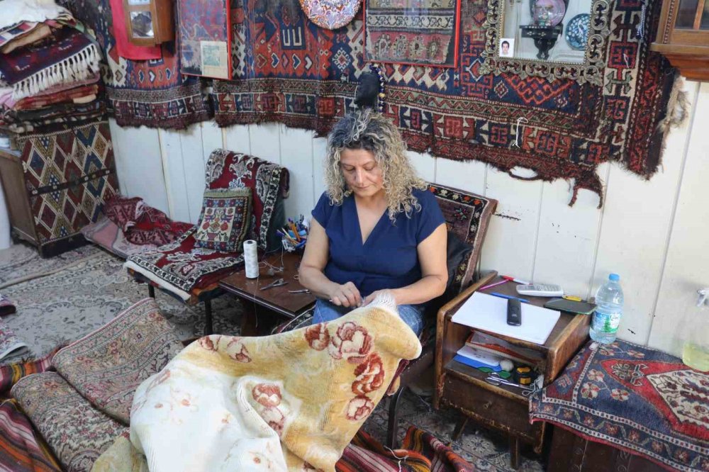 Eşinden Öğrendi... 32 Yıldır Antika Halıları Yeniliyor
