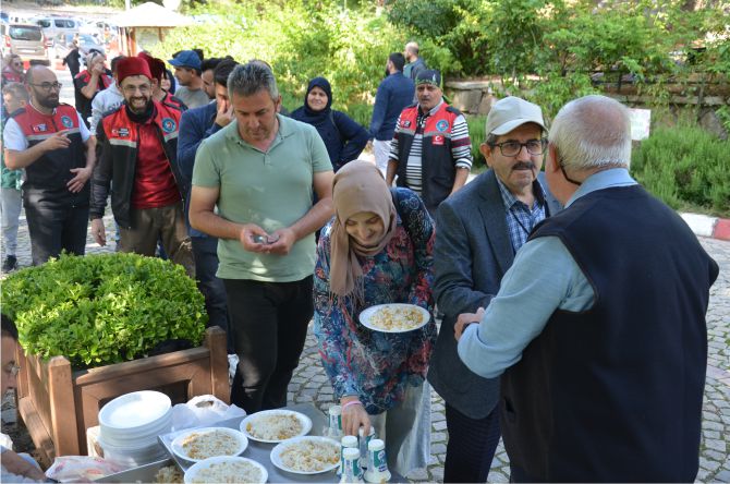 hayir-yapmak-icin-gemlikten-bilecike-geldiler3.jpg