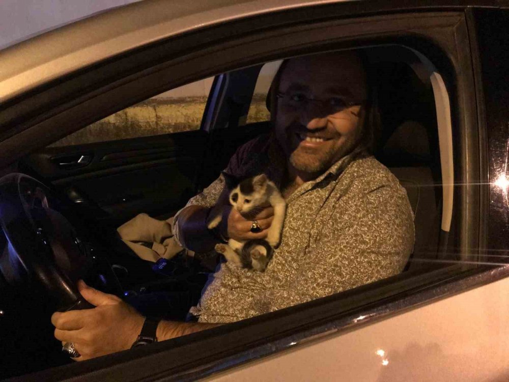 Uygulamada Durdurdukları Otomobilin Motorundan Kedi Kurtardılar