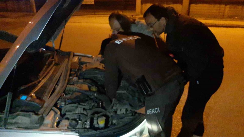 Uygulamada Durdurdukları Otomobilin Motorundan Kedi Kurtardılar