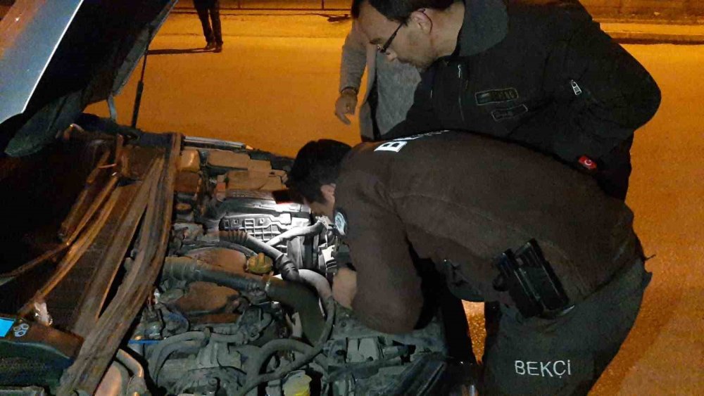 Uygulamada Durdurdukları Otomobilin Motorundan Kedi Kurtardılar