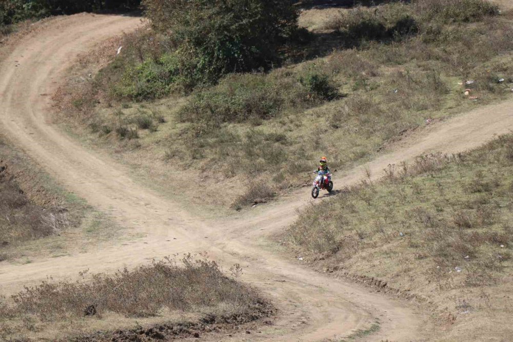 Motokrosçu Kız Kardeşler Mesire Alanlarında Antrenman Yapıyor