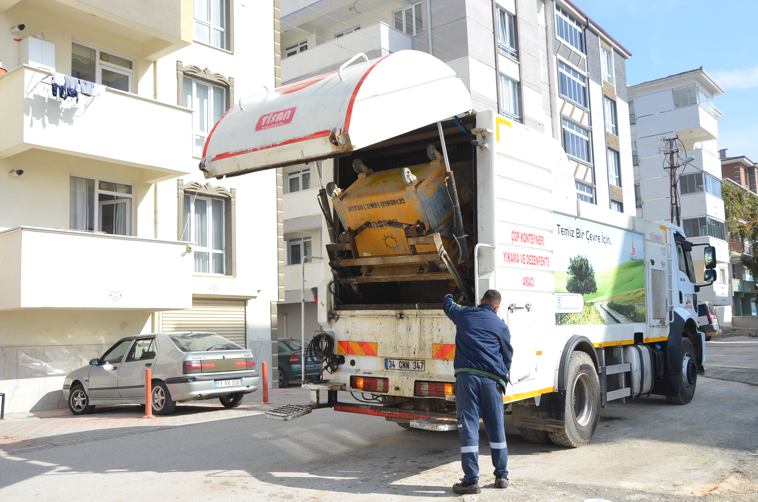 bozuyukte-cop-konteynerleri-temizlendi-4.jpg