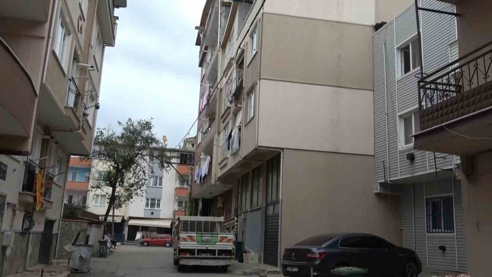 Evin Önünde Araç Lastiğini Ateşe Verdi, Arkasına Bakmadan Böyle Kaçtı