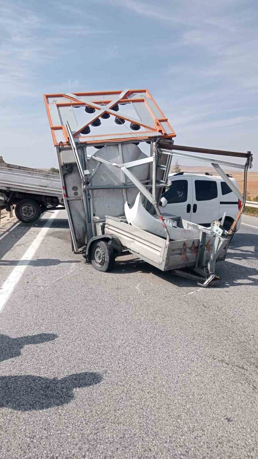 Yol Çizgilerini Çizen Römorka Arkadan Çarptı