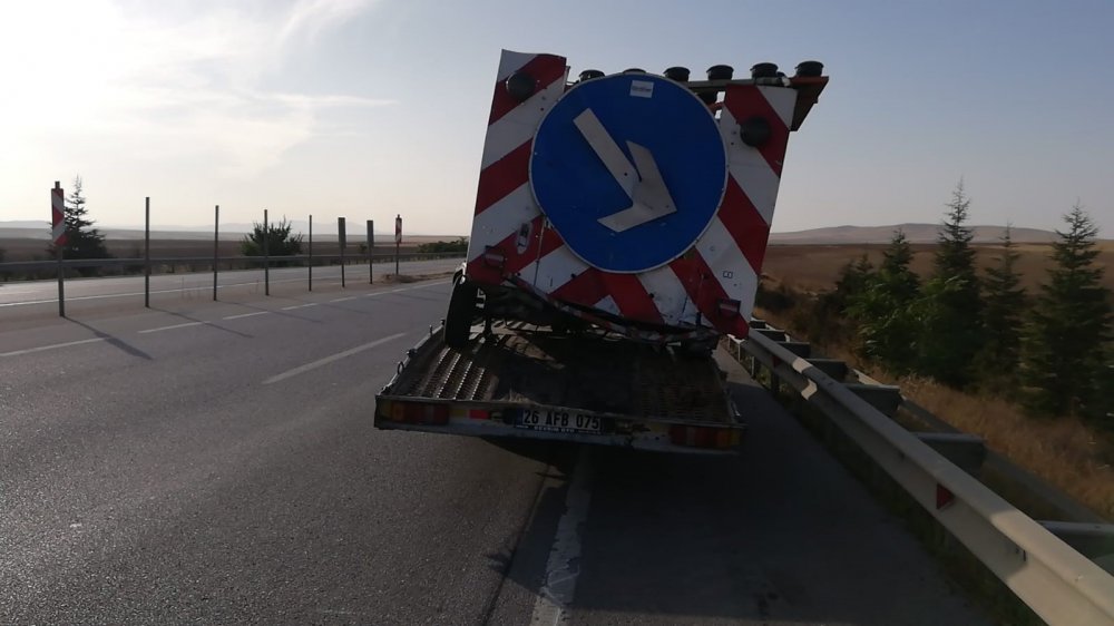 Yol Çizgilerini Çizen Römorka Arkadan Çarptı