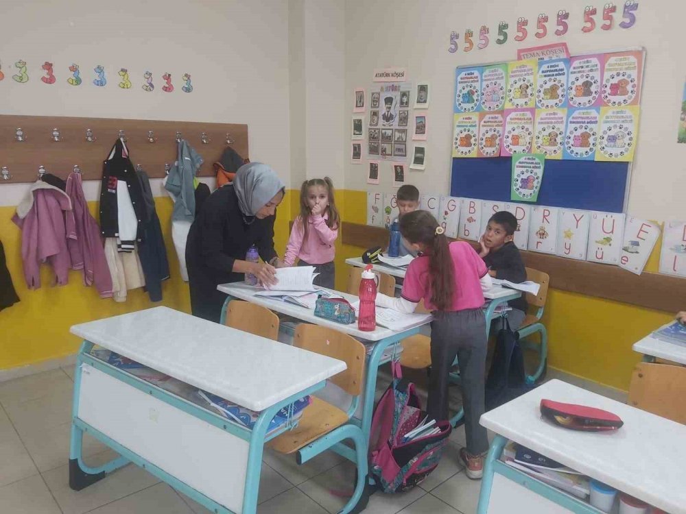 Bahçeden Toplanan Meyveler Okul Öğrencilerine Dağıtıldı
