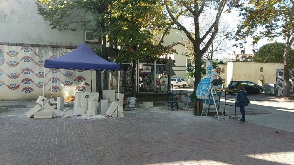 2 Metre Boyunda İznik Çinisinden Dev Vazo
