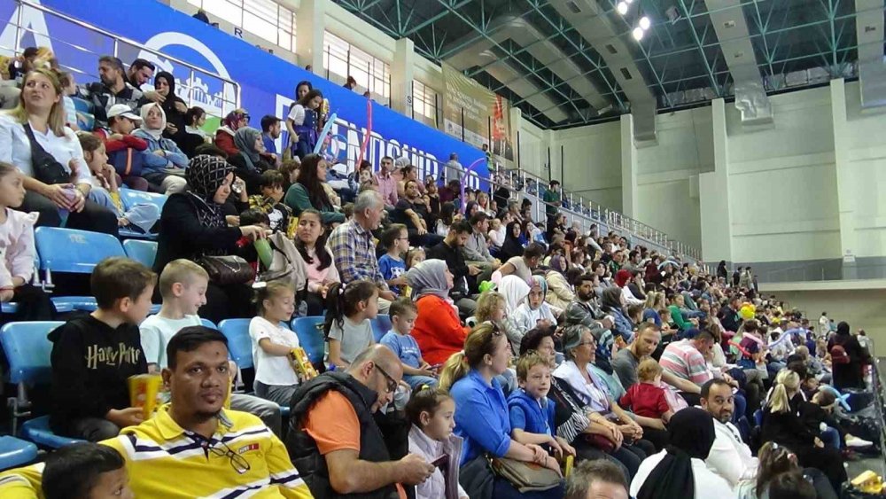 Gösteride Nefesler Tutuldu, Aileler Doyasıya Eğlendi