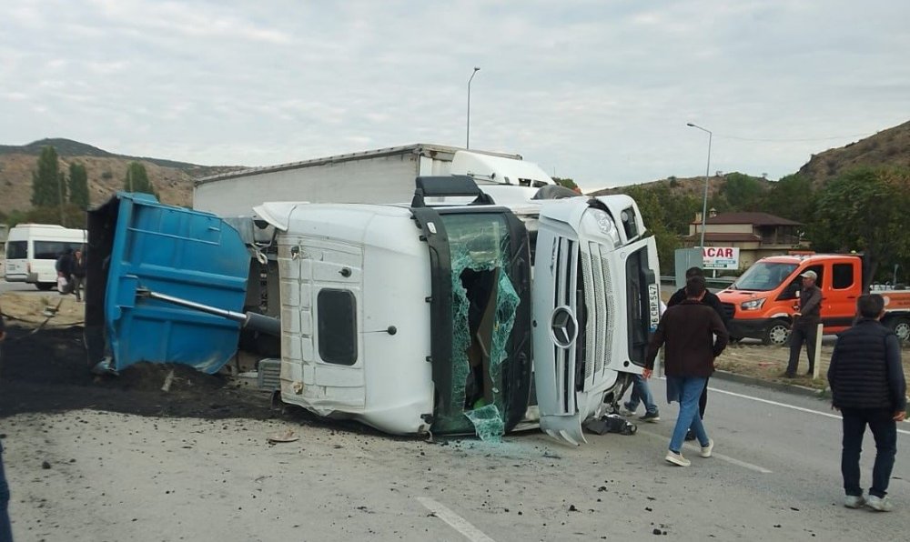 Kömür Tozu Yüklü Kamyon Devrildi