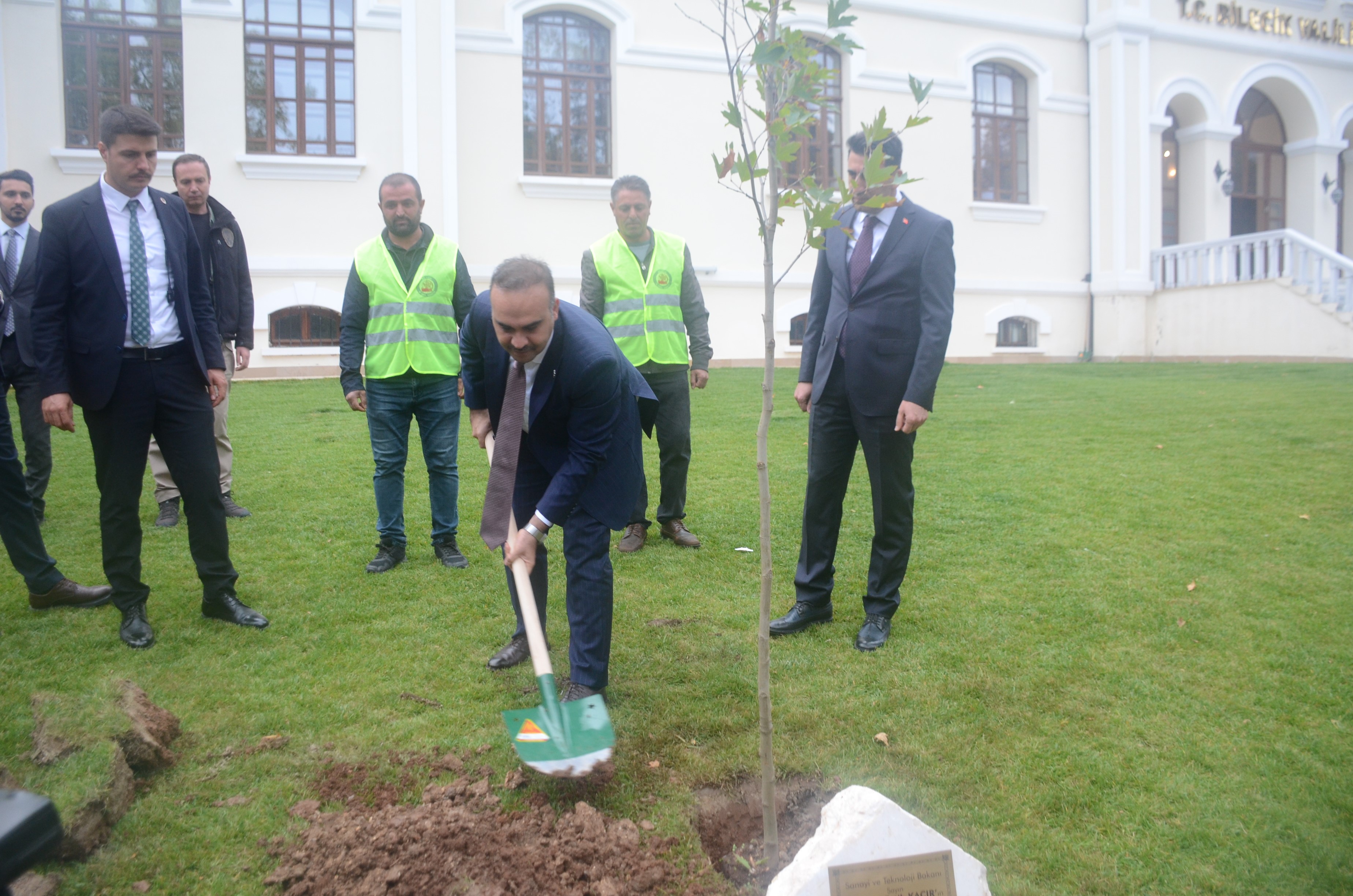 bakan-kacir-bilecikte-adina-hazirlanan-fidani-dikerek-can-suyu-verdi-002.jpg