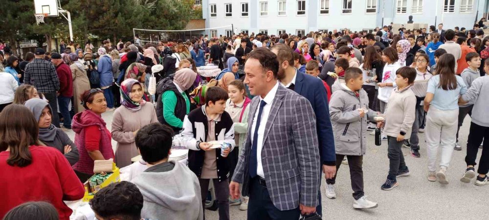 Bozüyük’te Okul Yararına Hayır Çarşısı Kuruldu