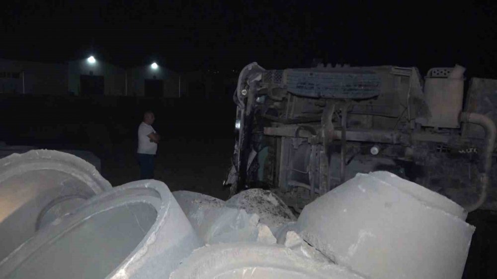 Kontrolden Çıkan Tır Tarlaya Uçtu, Sürücü Tırı Bırakıp Kaçtı