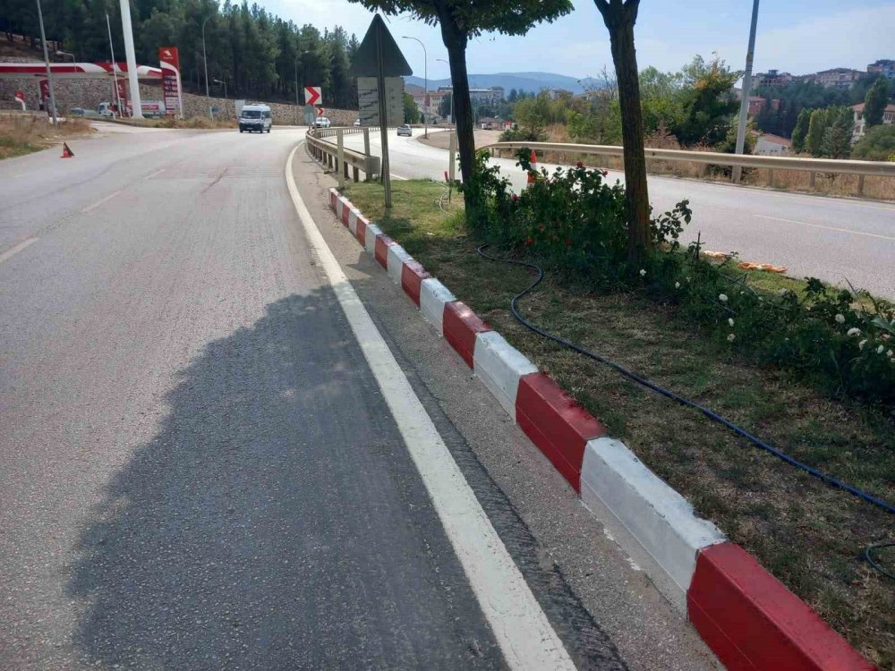 Orta Refüjler Kırmızı Ve Beyaza Boyandı