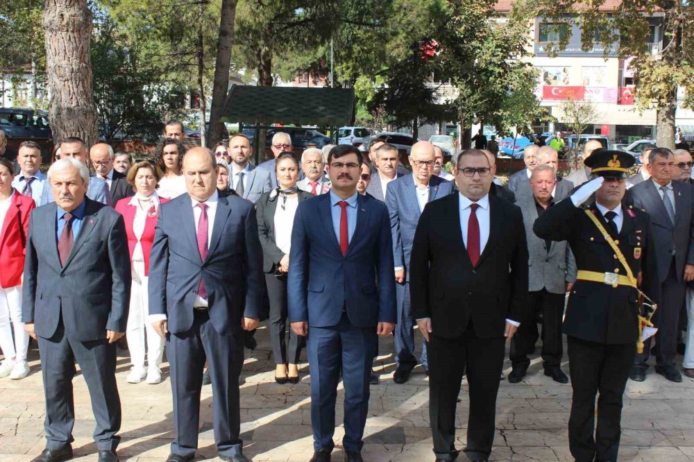 Osmaneli ’de Cumhuriyet Coşkusu Çelenk Sunumu İle Başladı