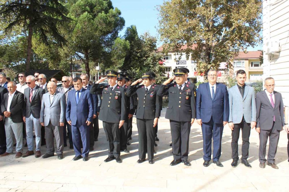 Osmaneli ’de Cumhuriyet Coşkusu Çelenk Sunumu İle Başladı
