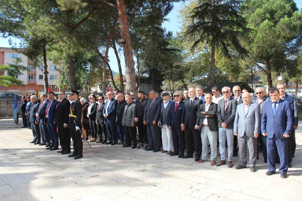 Osmaneli ’de Cumhuriyet Coşkusu Çelenk Sunumu İle Başladı