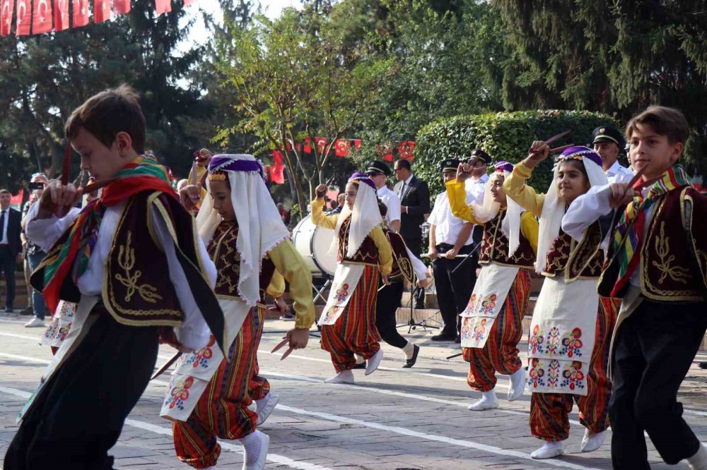 1923 Öğrenciden Göz Dolduran Harmandalı Zeybeği Gösterisi