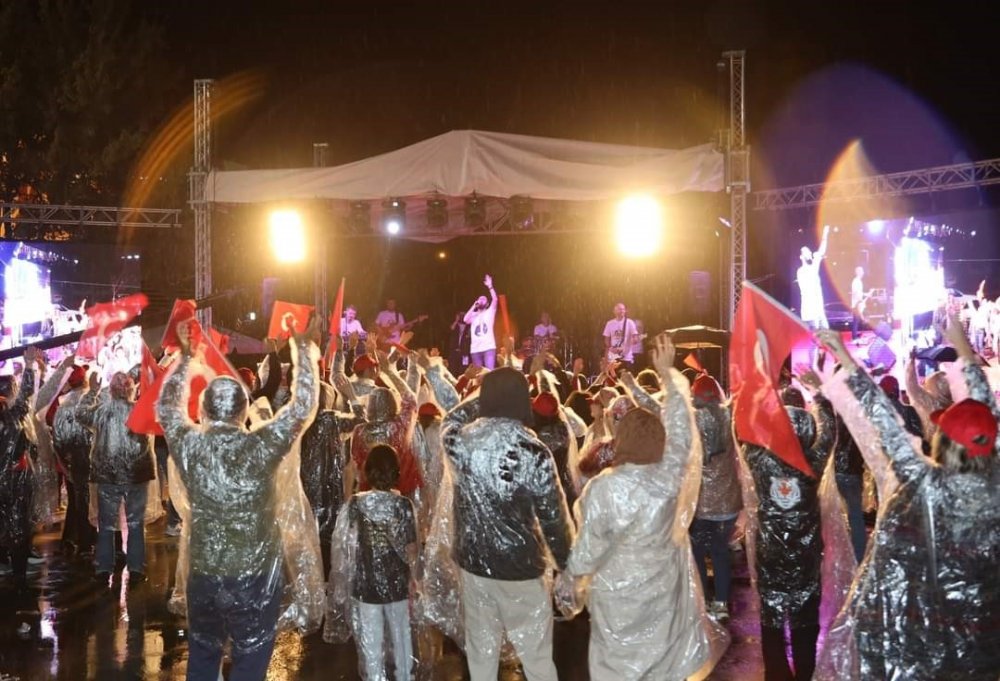 Cumhuriyet’in 100. Yılını Salonda Değil Kortejle Meydanda Kutladılar