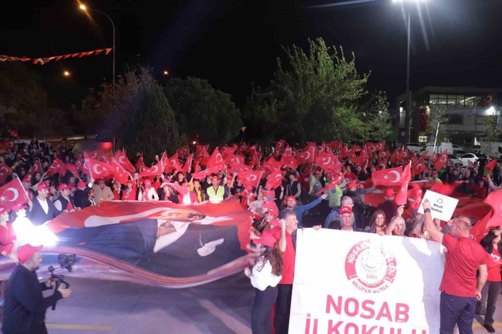 Cumhuriyet’in 100. Yılını Salonda Değil Kortejle Meydanda Kutladılar