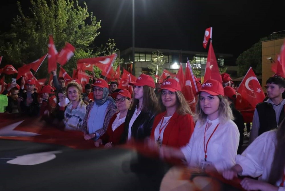 Cumhuriyet’in 100. Yılını Salonda Değil Kortejle Meydanda Kutladılar