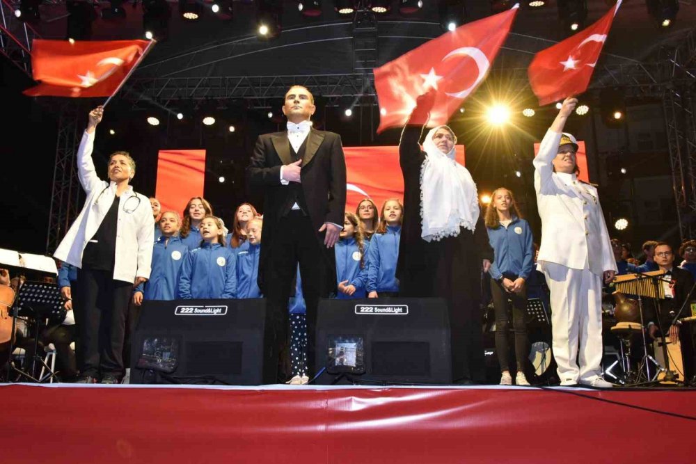 Bozüyük’te 100. Yıl Cumhuriyet Korosu’ndan Muhteşem Konser