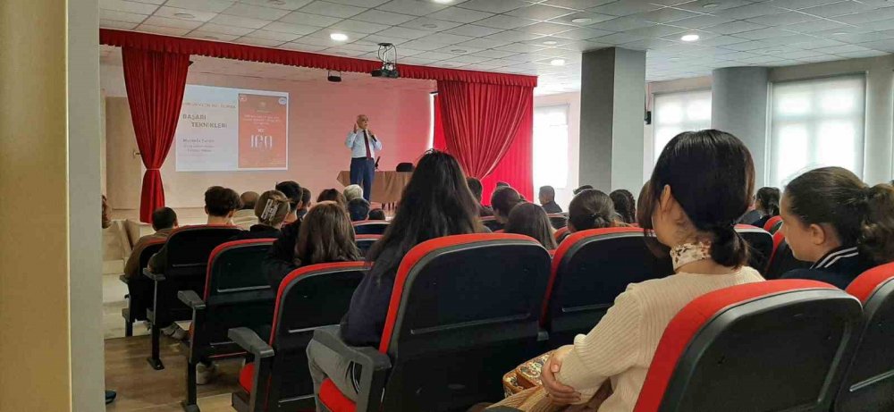 Tarihçi Ve Yazar Mustafa Turan Öğrencilerle Bir Araya Geldi