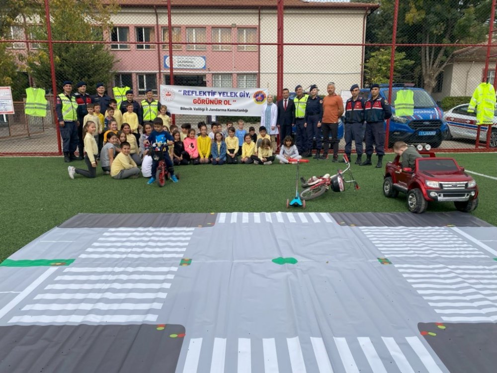Öğrencilere ’genel Trafik Kuralları’ Ve ’yayaların Uyacakları Trafik Kuralları’ Eğitimi