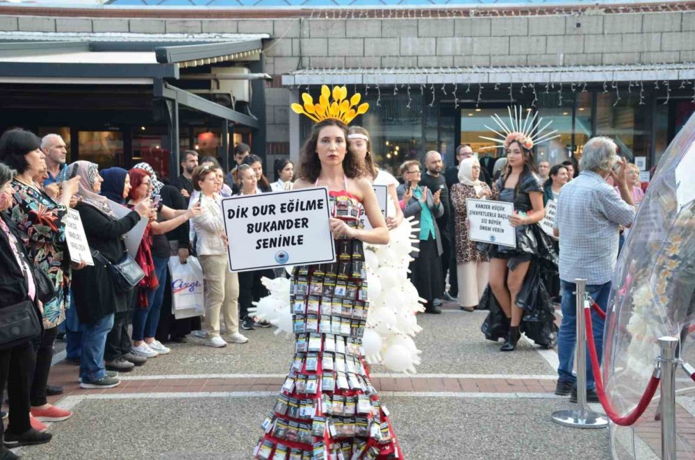 Meme Kanserine Dikkat Çekmek İçin ’kanserojen’ Kostümlü Defile