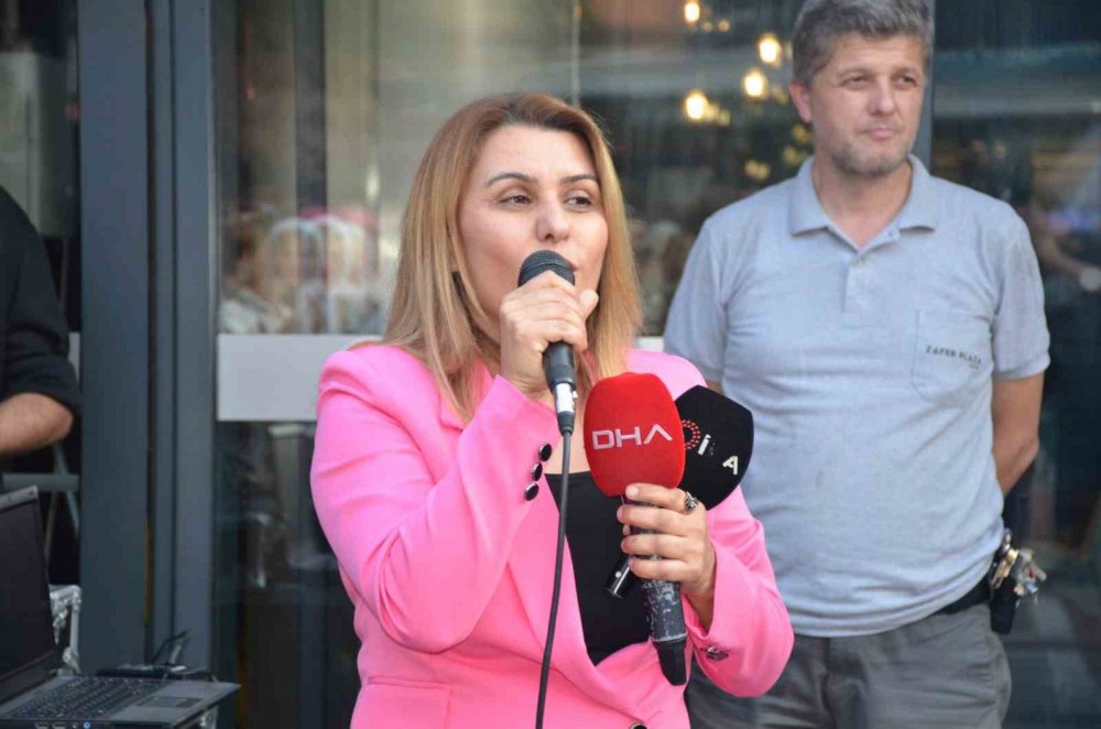 Meme Kanserine Dikkat Çekmek İçin ’kanserojen’ Kostümlü Defile