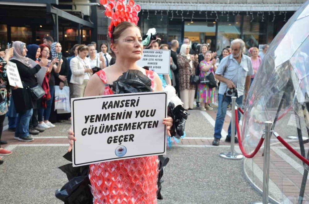 Meme Kanserine Dikkat Çekmek İçin ’kanserojen’ Kostümlü Defile