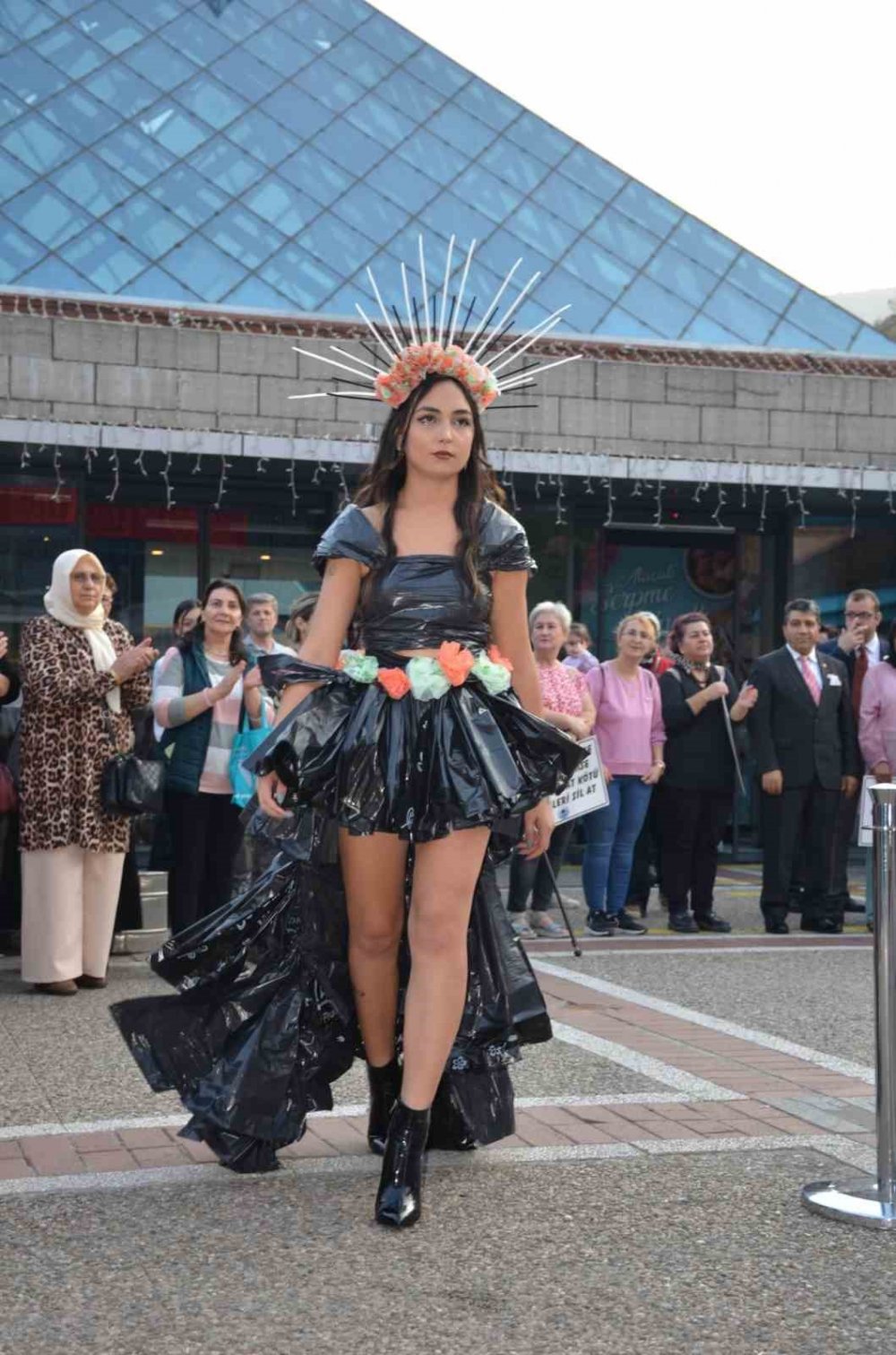 Meme Kanserine Dikkat Çekmek İçin ’kanserojen’ Kostümlü Defile