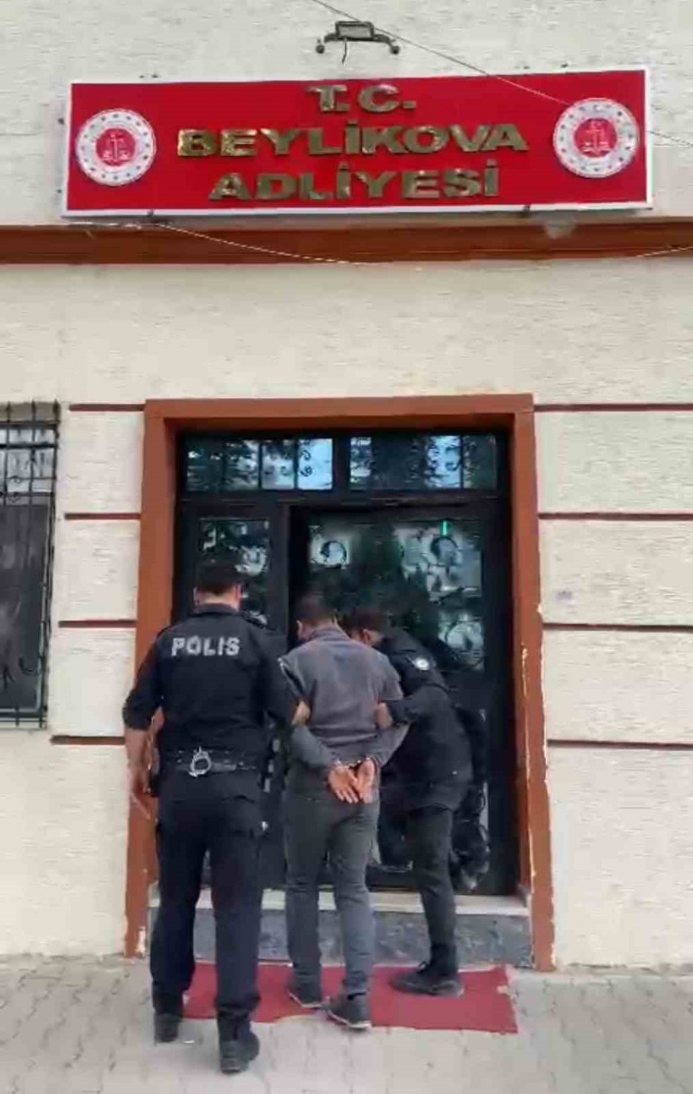 Kendisini Polis, Asker Veya Savcı Olarak Tanıtan Dolandırıcı Tutuklandı