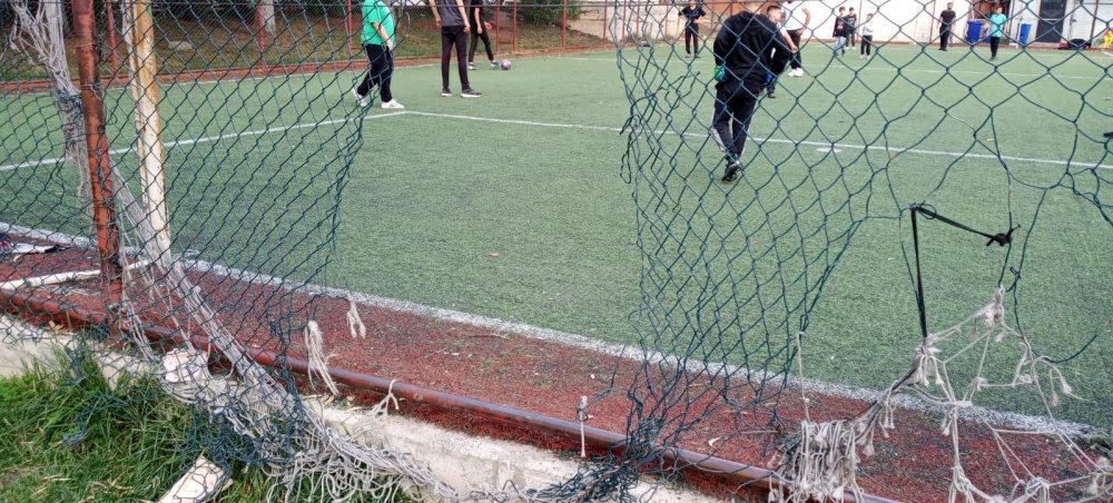 Sentetik Sahada Kopan Tel Örgüleri Tamir Edildi