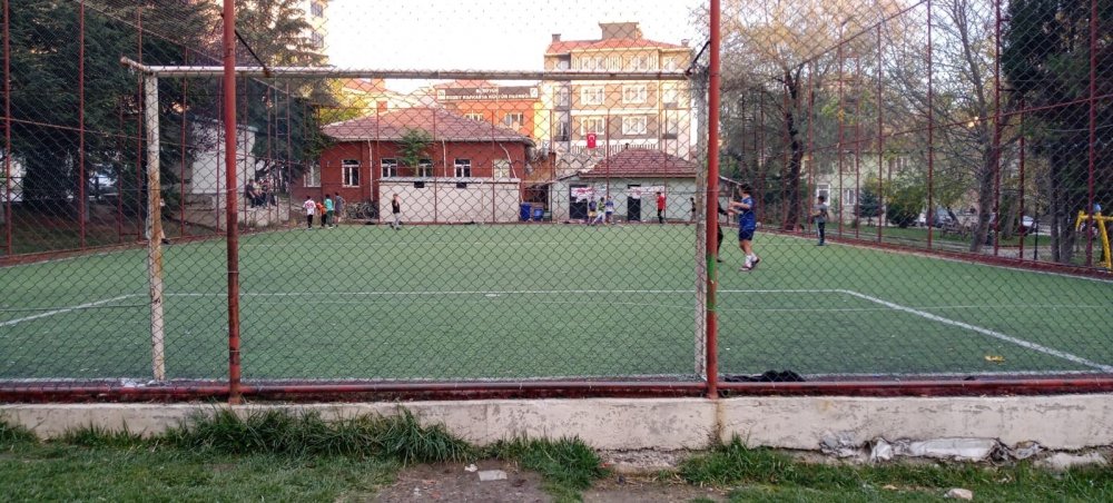 Sentetik Sahada Kopan Tel Örgüleri Tamir Edildi