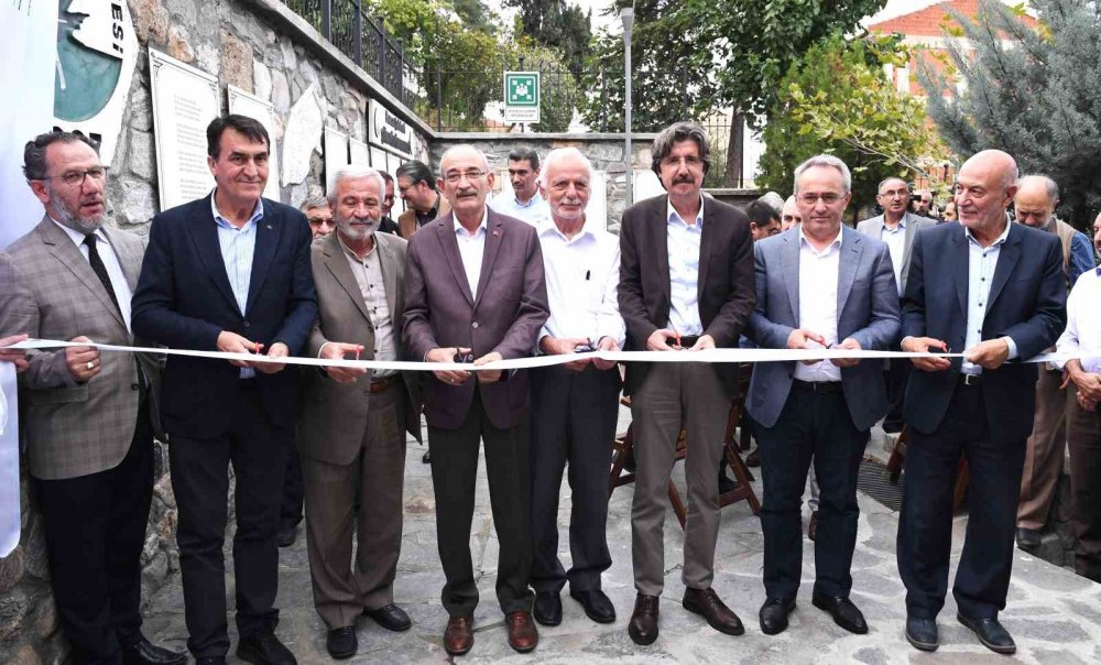 Bu Kütüphanede 700 Yıllık Şiir Mirası Var