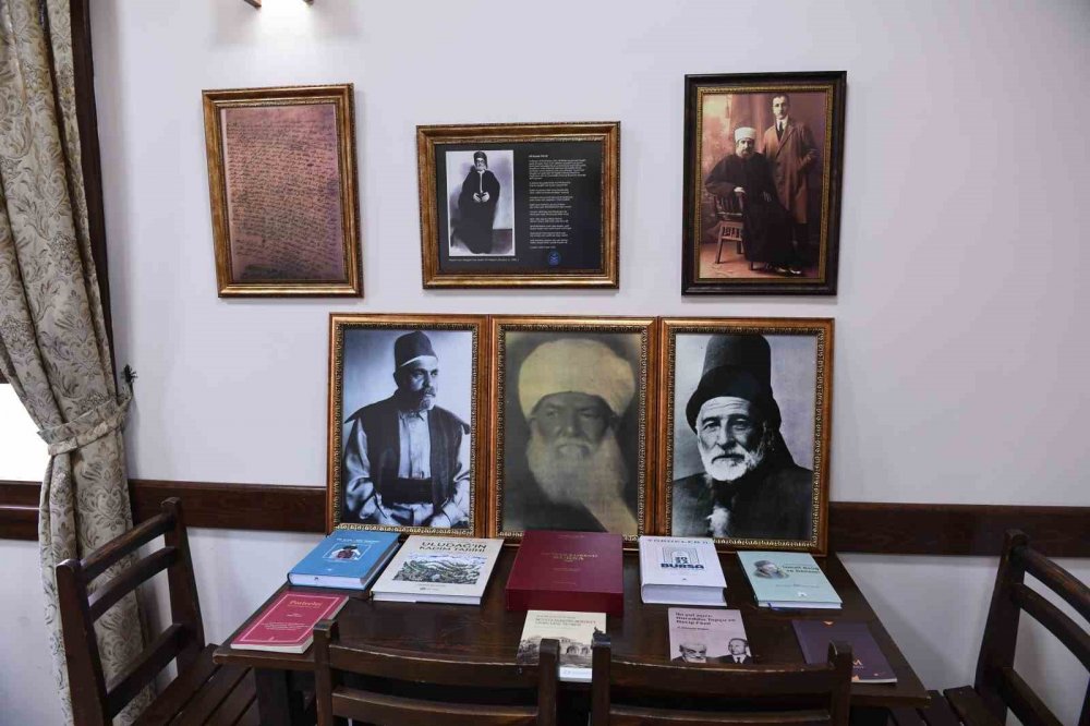 Bu Kütüphanede 700 Yıllık Şiir Mirası Var
