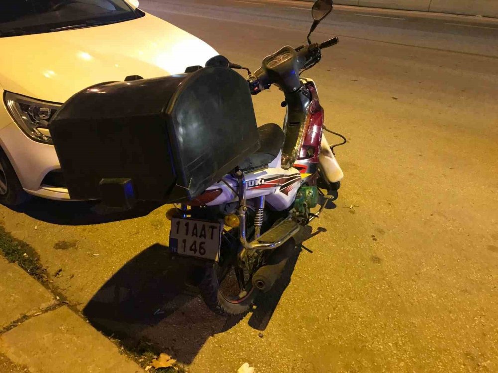 Araç Kapısına Çarpan Motosiklet Sürücüsü Yaralandı