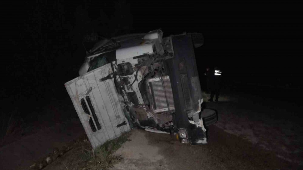 Şeker pancarı yüklü tır otomobili ezdi geçti: 1 ölü, 2 yaralı